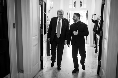 Casa Albă a publicat o fotografie a întâlnirii dintre Volodimir Zelenski şi Donald Trump cu harta Ucrainei în fundal - FOTO