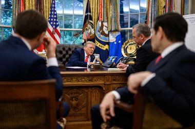 Casa Albă a postat o fotografie cu preşedintele Donald Trump, vorbind pe difuzor cu preşedintele rus Vladimir Putin, în interiorul Biroului Oval