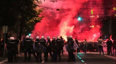 Manifestanţi antiguvernamentali atacă din nou sedii ale partidului prezidenţial SNS la Belgrad. Manifestanţii, care cer din mai alegeri anticipate, respinşi de poliţia antirevoltă. Vucici denunţă un complot străin care urmăreşte să-l răstoarne de la putere