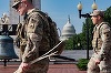 Statele Mississippi, Ohio, West Virginia şi South Carolina, controlate de republicani, anunţă desfăşurarea a câte aproximativ 200 de membri ai Gărzilor lor Civile la Washington, cu care Donald Trump vrea să ”cureţe” gangurile