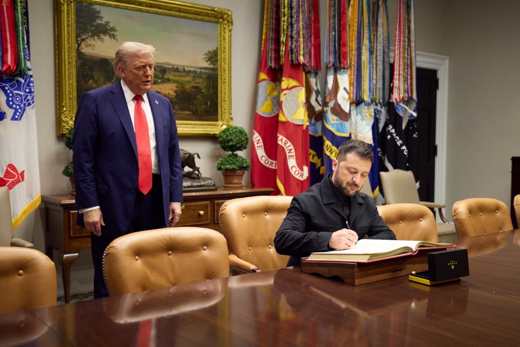 Cum şi-a făcut drum Zelenski către inima lui Trump: o scrisoare pentru Melania şi o crosă de golf pentru Donald. Ce a primit în schimb de la gazda sa