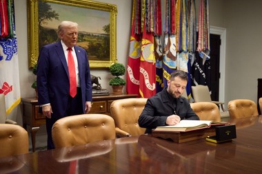 Cum şi-a făcut drum Zelenski către inima lui Trump: o scrisoare pentru Melania şi o crosă de golf pentru Donald. Ce a primit în schimb de la gazda sa