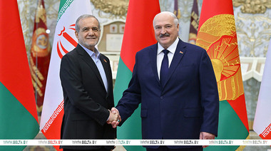 Belarusul şi Iranul, ambele ţări apropiate Kremlinului, intenţionează să-şi consolideze relaţiile militare şi să încheie un parteneriat strategic. Lukaşenko l-a primit pe preşedintele iranian la Minsk