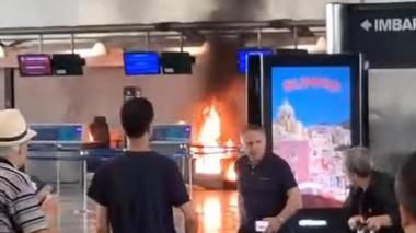 Un bărbat a provocat un incendiu în zona de check-in a aeroportului Malpensa din Milano - VIDEO
