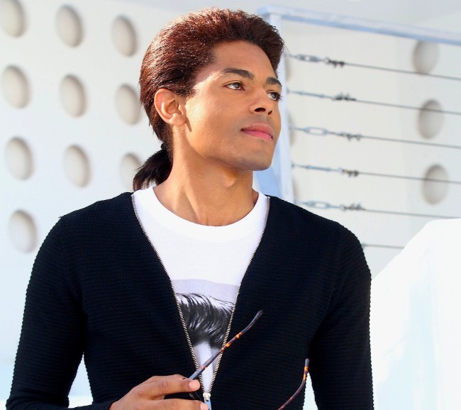 SUA participă la Eurovisionul rusesc, un concurs organizat în replică la cel din Europa la care vin ţări cu regimuri dictatoriale. Statele Unite îl trimit pe B. Howard, despre care circulă zvonuri că ar fi fiul lui Michael Jackson - VIDEO