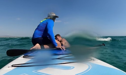 Un român şi cei doi copii ai săi au fost salvaţi de la înec în Grecia de un practicant de stand up paddle. Momentul a fost filmat şi s-a viralizat. Salvatorul a povestit cum s-a întâmplat - VIDEO