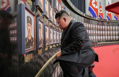 Kim Jong un decorează militari reveniţi din Ucraina şi îngenunchează în faţa portretelor militarilor ucişi în luptă pentru Rusia împotriva Ucrainei