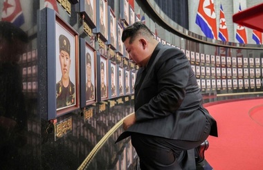 Kim Jong un decorează militari reveniţi din Ucraina şi îngenunchează în faţa portretelor militarilor ucişi în luptă pentru Rusia împotriva Ucrainei