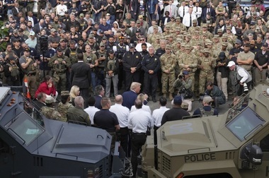 Trump vizitează poliţişti şi militari din Garda Naţională desfăşuraţi la Washington, dar nu participă la vreo patrulare, aşa cum a anunţat. Împarte pizza şi hamburgeri şi anunţă o renovare a parcurilor. ”Ştiaţi că iarba are o viaţă? Iarba are o viaţă şi noi avem o viaţă”