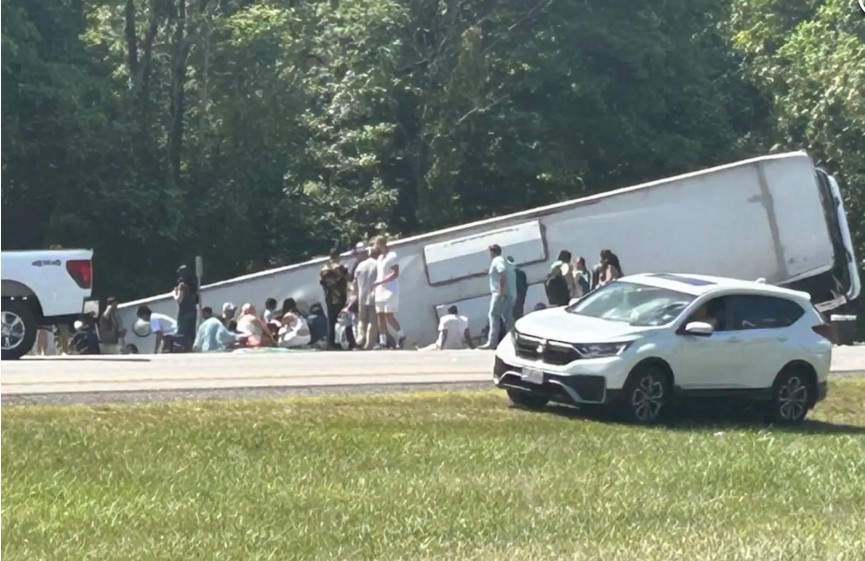 Morţi şi răniţi, inclusiv copii, după ce un autobuz turistic care venea de la Cascada Niagara s-a răsturnat în statul New York