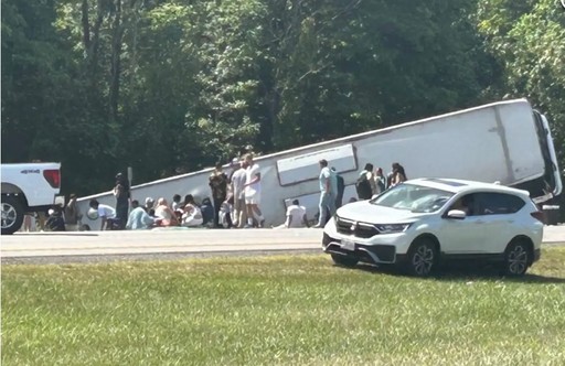 Cinci morţi şi zeci de răniţi, după ce un autocar turistic s-a răsturnat pe o autostradă din New York