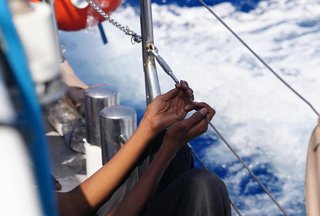 O barcă cu migranţi a fost salvată în Marea Mediterană, dar trei tinere surori au fost găsite înecate