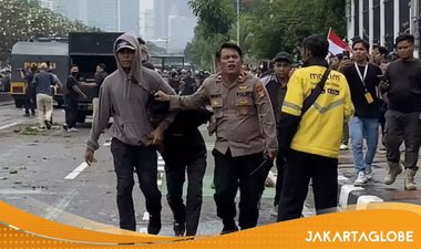 Indonezienii protestează faţă de salariile prea mari ale parlamentarilor. Poliţia recurge la gaze lacrimogene şi tunuri cu apă pentru a-i împiedica să intre în sediul legislativului
