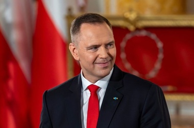 Noul preşedinte naţionalist polonez Karol Nawrocki se opune prin veto unei legi care prelungeşte ajutoarele acordate copiilor refugiaţilor ucraineni. Se opune ca ucrainenii care muncesc în Polonia să aibă asigurare medicală gratuită, deşi contribuie cu 2,7% din PIB