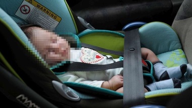 Un copil de un an şi jumătate cade dintr-o maşină în mers, în Italia, după ce fratele său de trei ani îi desface centura de siguranţă
