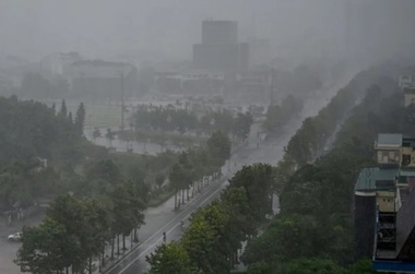 Cel puţin un mort şi opt răniţi în Vietnam după ce taifunul Kajiki atinge uscatul. Valuri de până la 9,5 metri înălţime în Golful Tonkin şi rafale de vânt de până la 130 de km/h. Centurl oraşului Vinh, inundat
