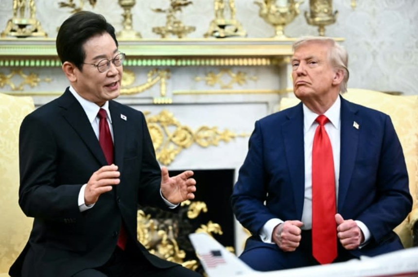 Trump ameninţă China, într-o întâlnire în Biroul Oval cu preşedintele sud-coreean Lee Jae Myung, cu taxe vamale de 200%, dacă nu accelerează exporturile de magneţi şi pământuri rare. ”Nu vreau să joc aceste cărţi, pentru că dacă aş face-o aş distruge Chin