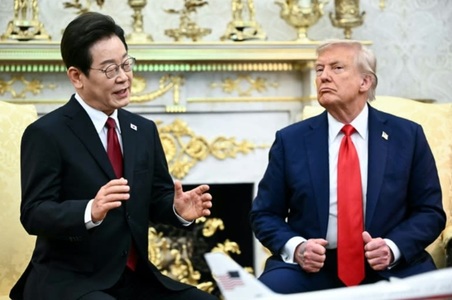 Trump ameninţă China, într-o întâlnire în Biroul Oval cu preşedintele sud-coreean Lee Jae Myung, cu taxe vamale de 200%, dacă nu accelerează exporturile de magneţi şi pământuri rare. ”Nu vreau să joc aceste cărţi, pentru că dacă aş face-o aş distruge Chin