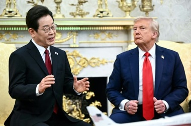 Trump ameninţă China, într-o întâlnire în Biroul Oval cu preşedintele sud-coreean Lee Jae Myung, cu taxe vamale de 200%, dacă nu accelerează exporturile de magneţi şi pământuri rare. ”Nu vreau să joc aceste cărţi, pentru că dacă aş face-o aş distruge China”