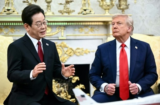 Trump ameninţă China, într-o întâlnire în Biroul Oval cu preşedintele sud-coreean Lee Jae Myung, cu taxe vamale de 200%, dacă nu accelerează exporturile de magneţi şi pământuri rare. ”Nu vreau să joc aceste cărţi, pentru că dacă aş face-o aş distruge China”
