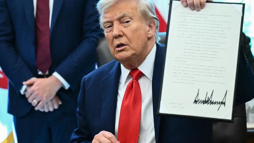 ”Eu nu sunt un dictator”, deşi multor americani ”le-ar plăcea să aibă un dictator”, respinge Trump acuzaţii de derivă autoritaristă