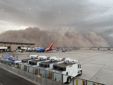 O furtună de praf masivă loveşte oraşul Phoenix din Arizona, provocând pagube, întârzieri ale zborurilor şi pene de electricitate - VIDEO