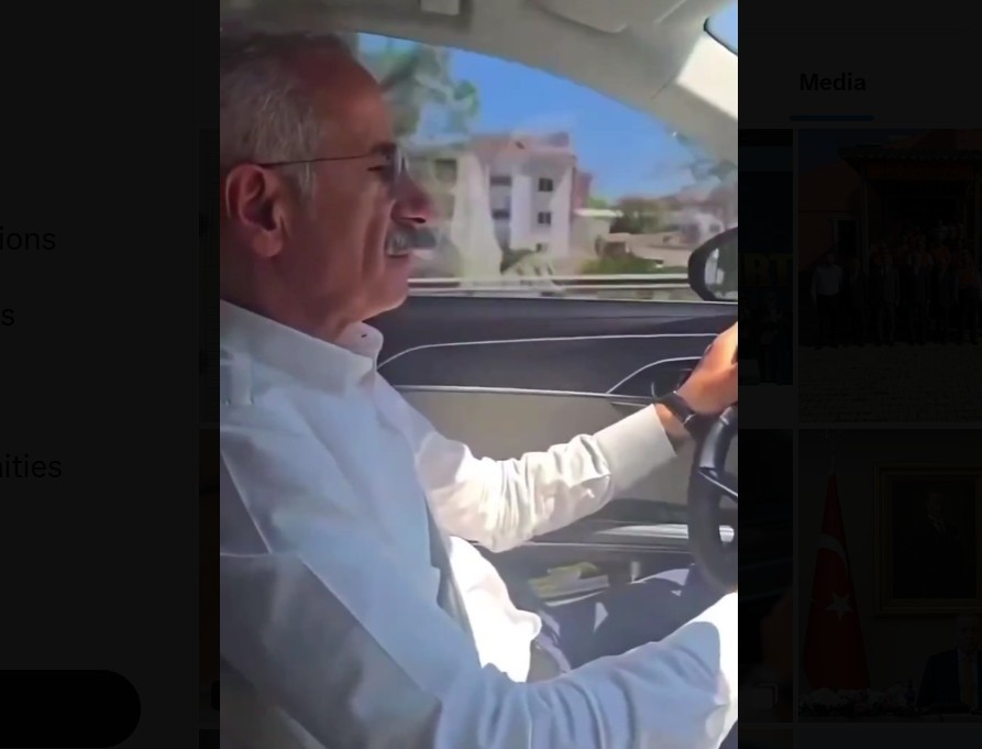 Ministrul transporturilor din Turcia a fost amendat după ce s-a dat de gol că a condus cu 225 km/h - VIDEO