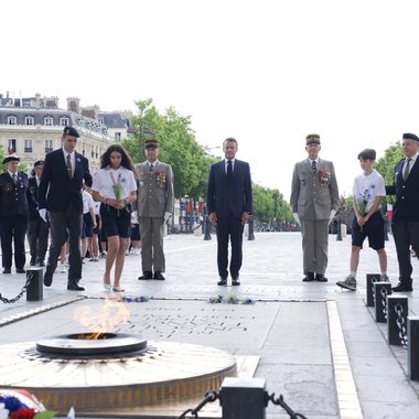 Palatul Élysée reacţionează, după ce a fost acuzat pe reţelele sociale că ar fi plătit figuranţi pentru a-l aplauda pe Macron în timpul ceremoniilor din 14 iulie 