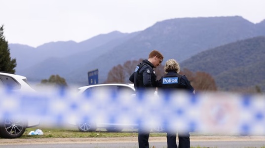 Doi poliţişti ucişi prin împuşcare şi altul rănit grav în nord-estul Australiei într-o confruntare violentă cu un bărbat, într-o zonă izolată, în statul Victoria. Bărbatul, fugar, căutat de poliţie