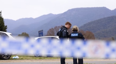 Doi poliţişti ucişi prin împuşcare şi altul rănit grav în nord-estul Australiei într-o confruntare violentă cu un bărbat, într-o zonă izolată, în statul Victoria. Bărbatul, fugar, căutat de poliţie