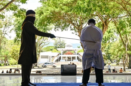 Doi bărbaţi, flagelaţi în public la Banda Aceh, cu privire la întreţinere de relaţii sexuale, în pofida faptului că relaţiile homosexuale sunt legale în restul Indoneziei