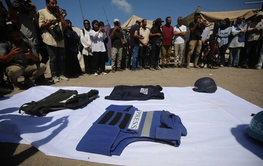 Armata israeliană susţine că viza o cameră a Hamas în atacul de la Khan Yunis, soldat cu 20 de morţi, inclusiv cinci jurnalişti. Ea anunţă într-un raport că a ucis şase ”terorişti”, dintre care unul a ”participat la la infiltrarea pe teritoriul israelian la 7 octombrie”