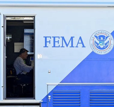 Mai mulţi angajaţi ai FEMA, agenţia pentru dezastre din SUA, au fost suspendaţi după ce au semnat o scrisoare în care critică administraţia Trump