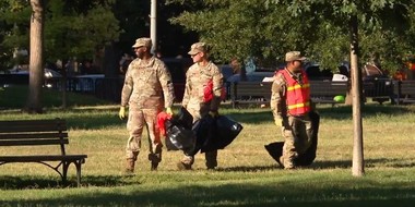 Soldaţii Gărzii Naţionale desfăşuraţi la Washington au fost puşi să strângă gunoiul - VIDEO