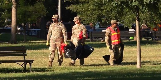 Soldaţii Gărzii Naţionale desfăşuraţi la Washington au fost puşi să strângă gunoiul - VIDEO