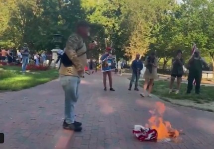 Un bărbat a fost arestat pentru că a ars un drapel american chiar în apropriere de Casa Albă, în semn de sfidare la adresa lui Trump - VIDEO