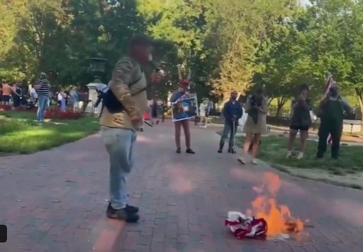 Un bărbat a fost arestat pentru că a ars un drapel american chiar în apropriere de Casa Albă, în semn de sfidare la adresa lui Trump - VIDEO