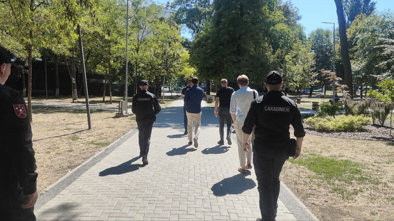 Ziua Independenţei în Moldova: Liderul unui partid prorus şi alţi indivizi, duşi la poliţie după ce ar fi intenţionat să blocheze coloanele oficialilor europeni. Mai mulţi cetăţeni, inclusiv jurnalişti, au primit mesaje de ameninţare cu moartea