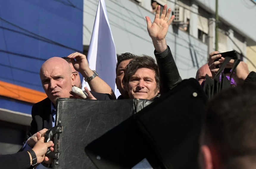 Javier Milei, evacuat la periferia Buenos Aires, în campanie în vederea alegerlor legislative din octombrie, după ce manifestanţi aruncă cu pietre în convoiul prezidenţial, nemulţumiţi de un scandal de corupţie vizând-o pe sora acestuia