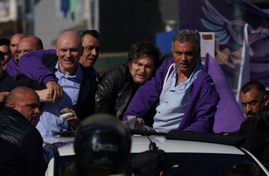 Javier Milei, evacuat la periferia Buenos Aires, în campanie în vederea alegerlor legislative din octombrie, după ce manifestanţi aruncă cu pietre în convoiul prezidenţial, nemulţumiţi de un scandal de corupţie vizând-o pe sora acestuia, Karina Milei