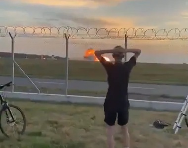 Un avion de tip F-16 se prăbuşeşte în centrul Poloniei, în timpul pregătirilor AirShow, la Radom. Pilotul moare în accident, după ce a încercat să redreseze avionul până în ultimul moment înainte să se prăbuşească pe pistă. Niciun rănit la sol, anunţă arm