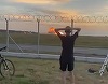 Un avion de tip F-16 se prăbuşeşte în centrul Poloniei, în timpul pregătirilor AirShow, la Radom. Pilotul moare în accident, după ce a încercat să redreseze avionul până în ultimul moment înainte să se prăbuşească pe pistă. Niciun rănit la sol, anunţă arm
