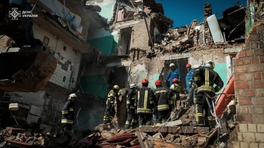 Operaţiunile de salvare din Kiev s-au încheiat: Bilanţul atacului din noaptea de miercuri spre joi a ajuns la 25 de morţi