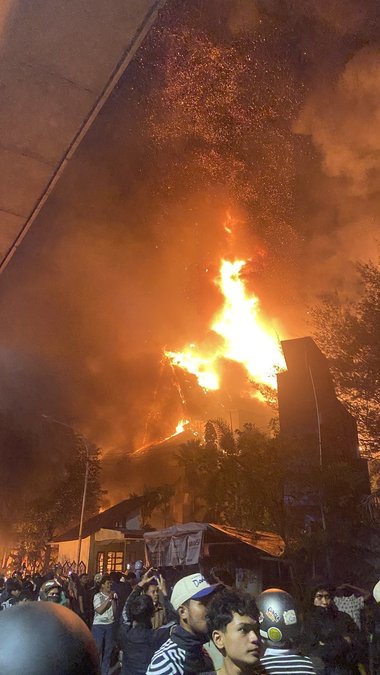 Indonezia - Trei persoane au murit după ce manifestanţi au incendiat clădirea parlamentului din provincia Sulawesi de Sud - VIDEO