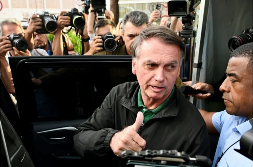 Jair Bolsonaro, judecat de tentativă de lovitură de stat, ”nu vrea să mănânce şi continuă să sufere de crize interminabile de sughiţ şi vărsături”. ”Bătrânul este slăbit”, anunţă fiul său Carlos Bolsonaro, cu câteva zile înainte de încheierea procesului