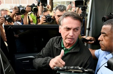 Jair Bolsonaro, judecat de tentativă de lovitură de stat, ”nu vrea să mănânce şi continuă să sufere de crize interminabile de sughiţ şi vărsături”. ”Bătrânul este slăbit”, anunţă fiul său Carlos Bolsonaro, cu câteva zile înainte de încheierea procesului