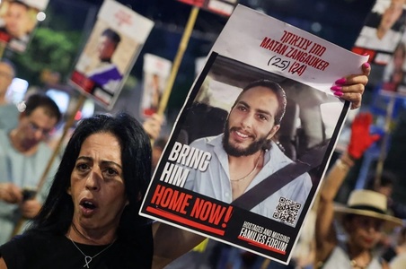 Mama unui ostatic îl ameninţă pe Netanyahu să-l dea în judecată cu privire la ”crimă”, dacă fiul ei nu se întoarce în viaţă. ”Netanyahule, dacă Matan se întoarce într-un sicriu, mă voi asigura personal că vei fi inculpat de crimă”, ameninţă ea în faţa Min