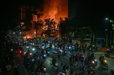 Preşedintele indonezian Prabowo Subianto denunţă manifestaţii care ţin de ”trădare şi terorism” ce zguduie ţara de luni, după jefuirea caselor unor deputaţi şi ministrului Finanţelor, în semn de protest faţă de salarii mici şi avantaje financiare acordate deputaţilor