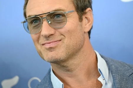 Jude Law spune la Mostra că nu i-a fost frică să se strecoare în pielea lui Vladimir Putin în "Le mage du Kremlin"