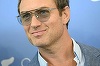Jude Law spune la Mostra că nu i-a fost frică să se strecoare în pielea lui Vladimir Putin în "Le mage du Kremlin"